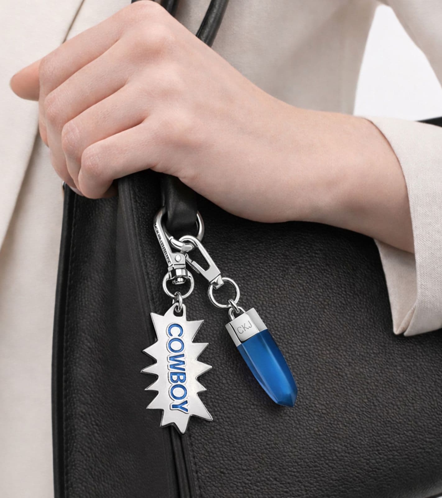 Set di charm Calvin Klein Downtown alla moda: pendenti in acciaio inossidabile con resina a contrasto e logo COWBOY - Accessori per borse - 7 x 1,3 cm