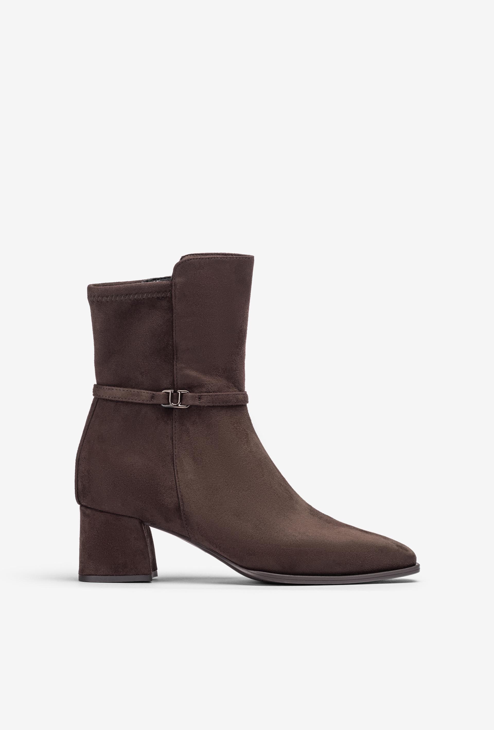 Botins com fivela